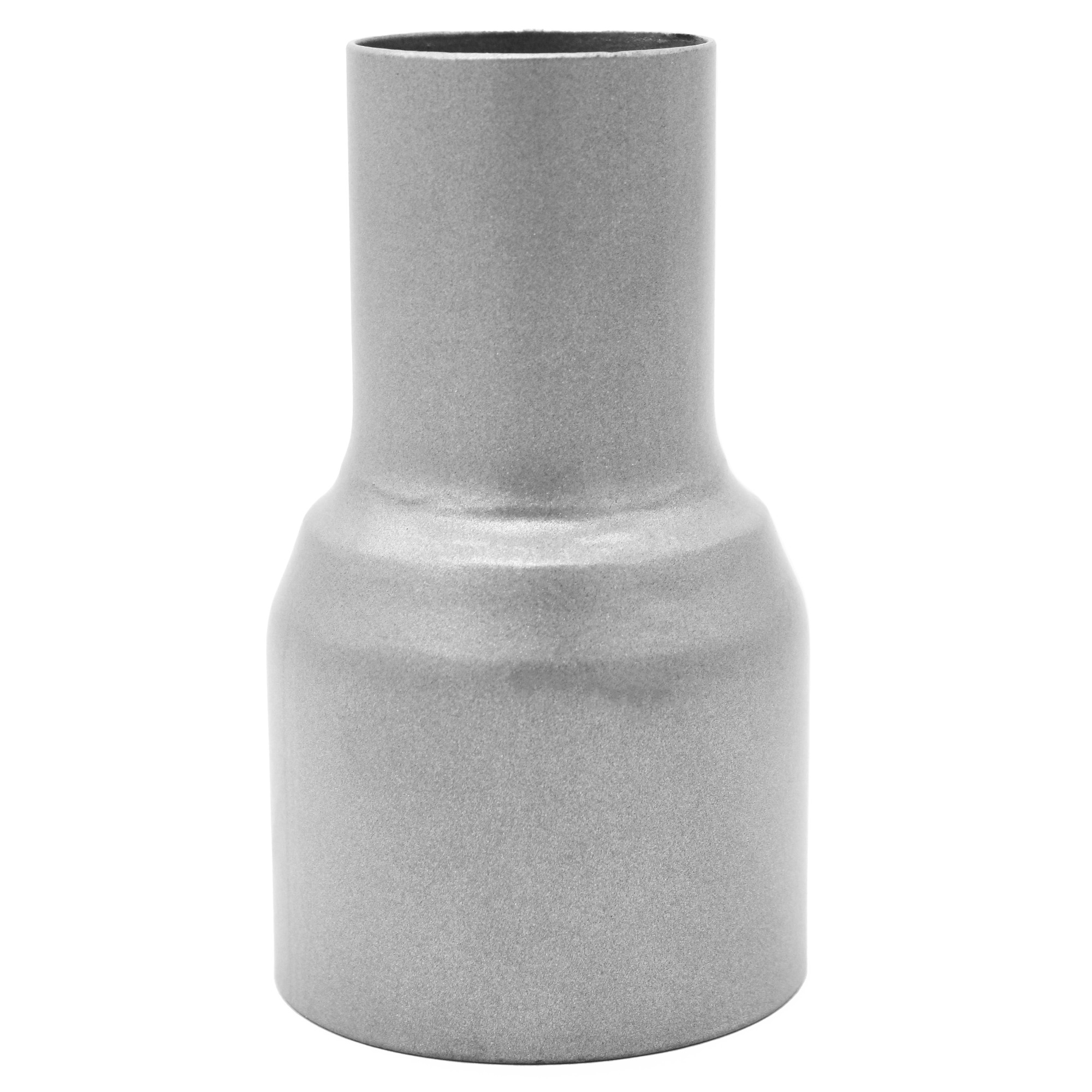 Ein zylindrisches, metallisches Verbindungselement mit einer glatten, silbernen Oberfläche. Der obere Teil ist schmaler, während die untere Hälfte breiter ist, wodurch es eine konische Form erhält. Es dient wahrscheinlich als Adapter oder Verbindung für Rohre oder Schläuche.