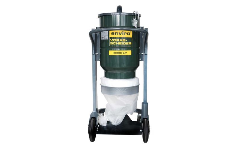 Ein grüner Vorabscheider auf einem Rollgestell. Der Behälter ist mit einem Einsatz für Staub- und Partikelsammlung ausgestattet. Unten befindet sich ein schwarzer Sack zur Aufnahme des gesammelten Materials. Das Gerät ist für den Einsatz in der Werkstatt konzipiert.