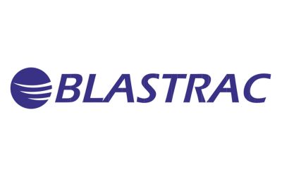 Logo der Firma Blastrac, bestehend aus dem Schriftzug "BLASTRAC" in blauer Schrift und einem kreisförmigen Symbol links, das Wellenlinien zeigt. Das Design vermittelt Professionalität und Modernität im Bereich der Technologien für Oberflächenbearbeitung.