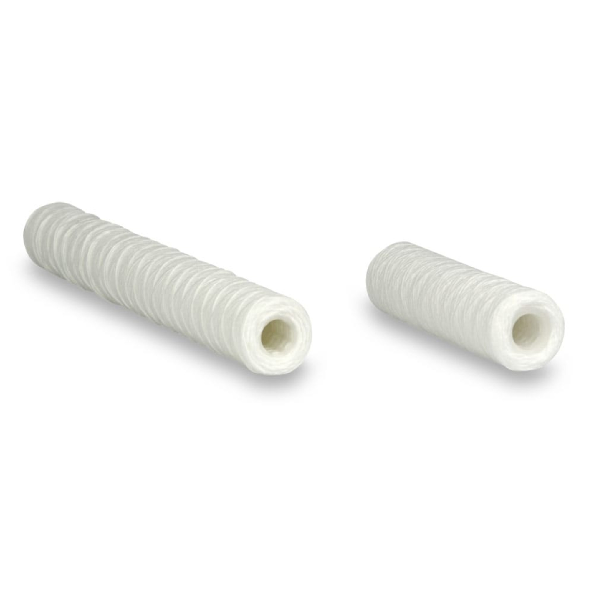 Zwei weiße, geflochtene Wasserfilterkerzen mit spiraliger Rillenstruktur, sichtbar geöffneten Enden für Filteranwendungen.