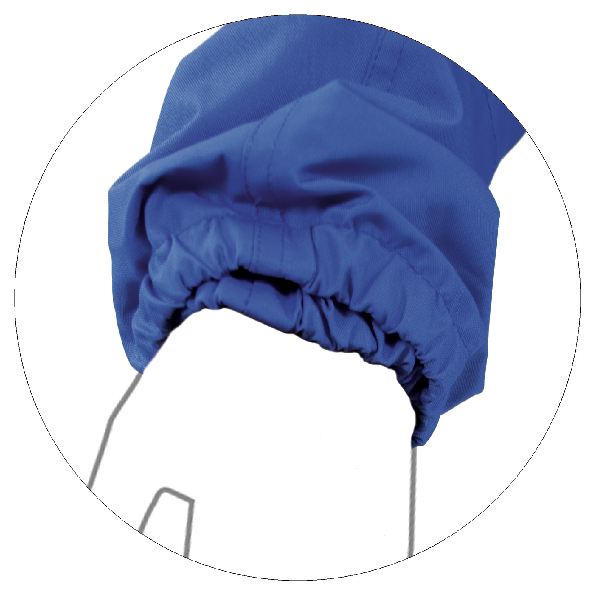 Ein enger, blauer Ärmelbund aus Stoff, der elastisch gerafft ist. Am Ende des Bundes ist ein feines Band sichtbar, das zur Verstellung dient. Der Hintergrund ist hell und hebt den Ärmel hervor.